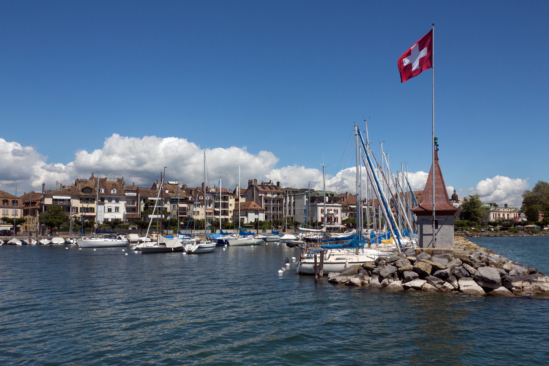 Le port de Morges sur le lac Léman avec le drapeau suisse — une région de mariage de destination